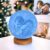 Gepersonaliseerd Cadeau – Eigen Foto Maanlamp 3D + Tekst – 13cm – 16 Kleuren met afstandsbediening en snoerschakelaar – Inclusief houten standaard – Tafellamp – Nachtlamp – Rouw…